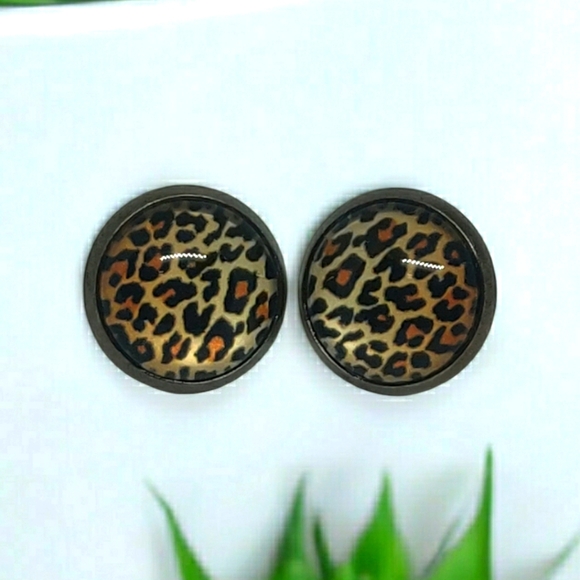 12mm Leopard Print cabochon earrings - Picture 1 of 3